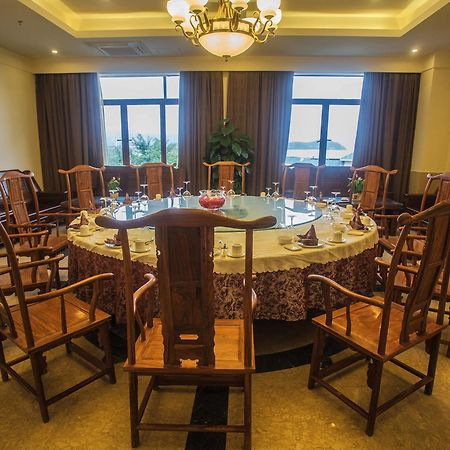 Yuhuayuan Seaview Hotel Sanya Bagian luar foto