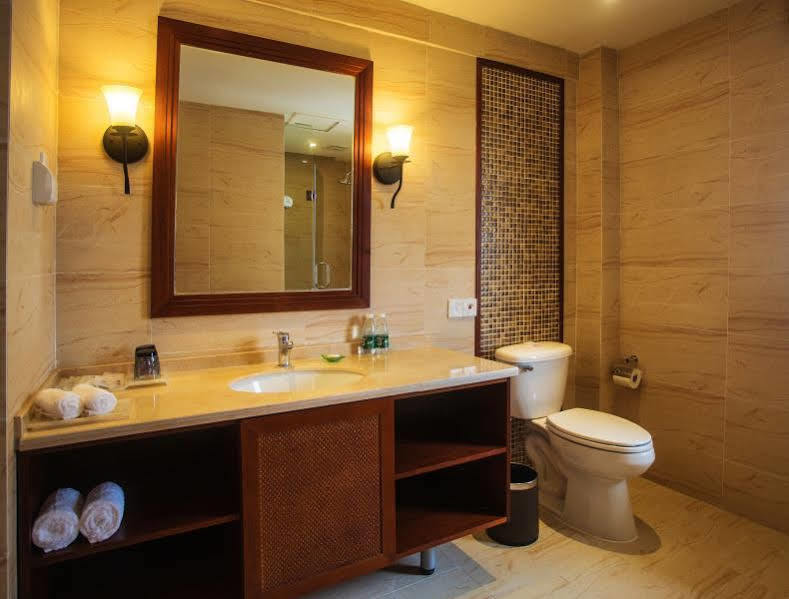 Yuhuayuan Seaview Hotel Sanya Bagian luar foto